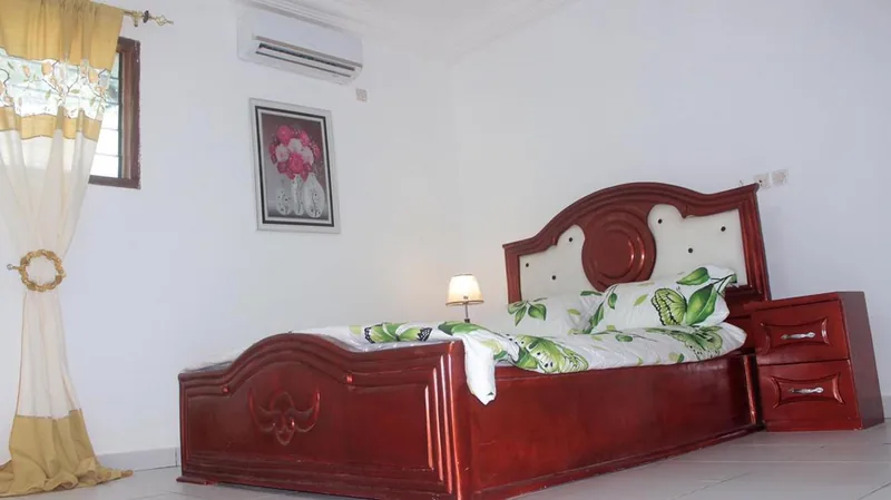 Chambre au lit rouge, Dabou