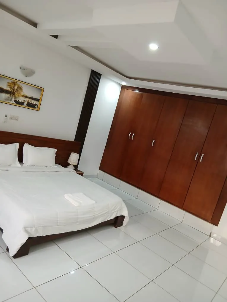 Chambre avec armoire, Dabou
