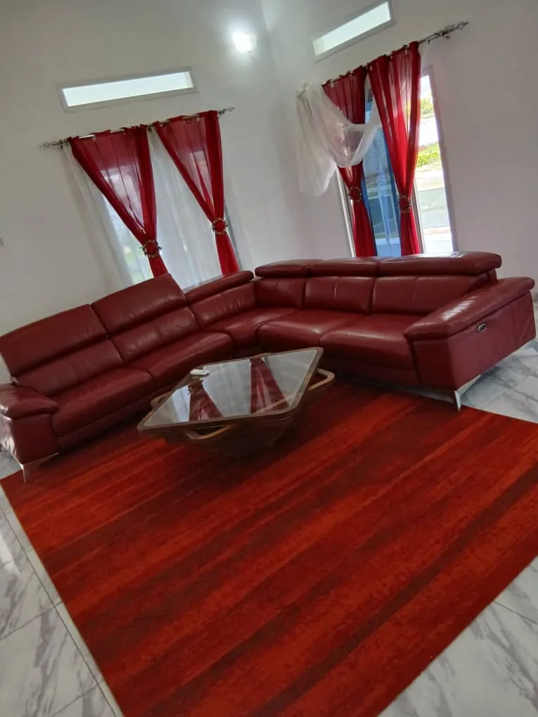 Salon aux touches rouges, Dabou